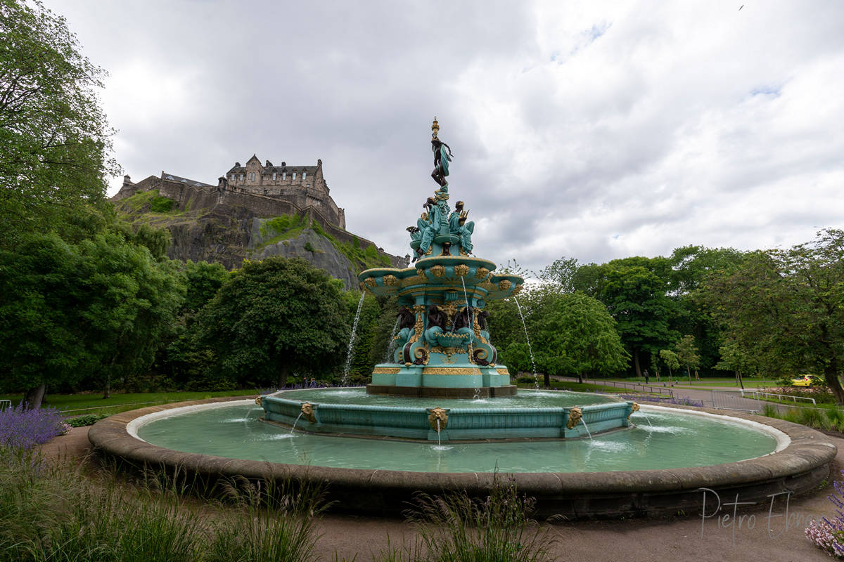 The castle and the fountain of Edimburgh